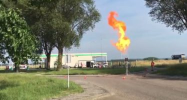 VIDEO Grote steekvlam bij benzinepomp langs de snelweg in Duiven