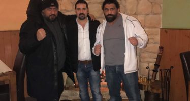 Turkish Lion Gurhan Degirmenci brengt bezoek aan restaurant Rijnmozaik