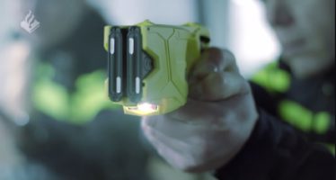 VIDEO De politie in Nederland maakt nu ook gebruik van een stroomstootwapen/Taser
