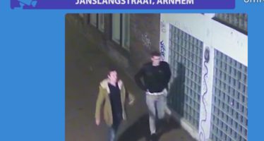 VIDEO Twee mannen proberen een vrouw te beroven in Arnhem