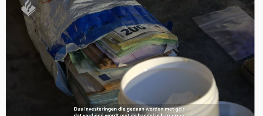 Mercedes en veel contant geld gevonden na inval arrestatieteam
